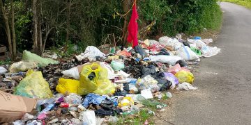 Tumpukan Sampah di Desa Botubilotahu Dikeluhkan Para Pengendara