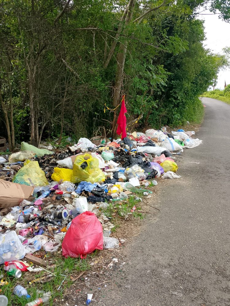 Tumpukan Sampah di Desa Botubilotahu Dikeluhkan Para Pengendara