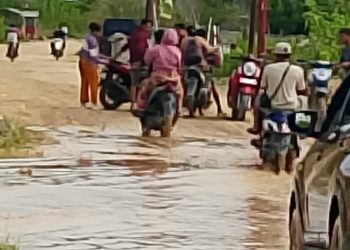 Tanggul Jebol  Jalan  Teratai-Bulangita Berlumpur Masyarakat Mengeluh