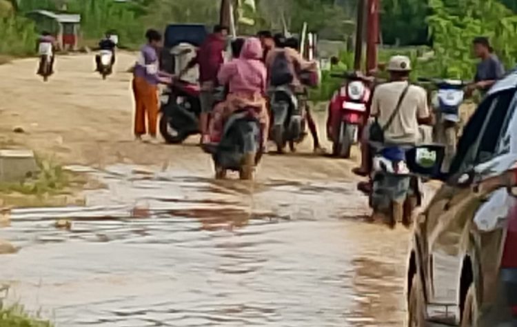 Tanggul Jebol  Jalan  Teratai-Bulangita Berlumpur Masyarakat Mengeluh