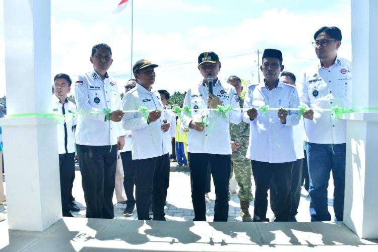 BUPATI POHUWATO RESMIKAN PUSTU DI DESA SIDOWONGE