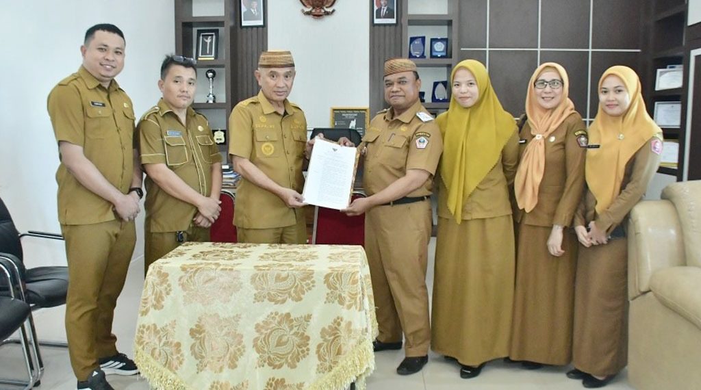 Bupati Pohuwati Saipul Mbuinga Serahkan SK PJ Sekda Ke Achmad Jusuf Djuuna