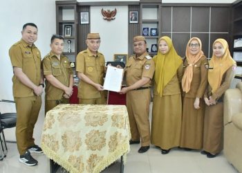 Bupati Pohuwati Saipul Mbuinga Serahkan SK PJ Sekda Ke Achmad Jusuf Djuuna