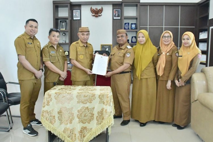 Bupati Pohuwati Saipul Mbuinga Serahkan SK PJ Sekda Ke Achmad Jusuf Djuuna
