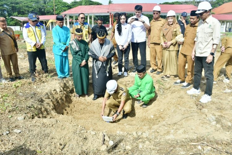 WABUP Iwan S. Adam impin Peletakan Batu Pertama Kantor Bupati Pohuwato Dengan Ritual Adat