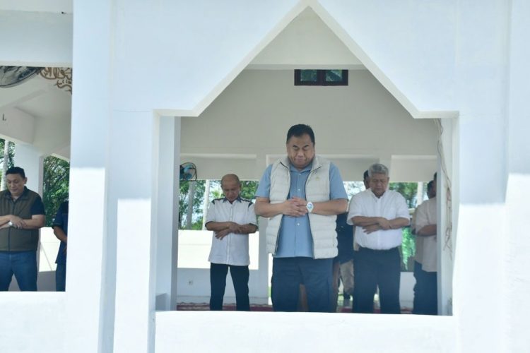 Rahmat Gobel Pimpin Sholat Dzuhur Di Mesjid Rujab Bupati Pohuwato