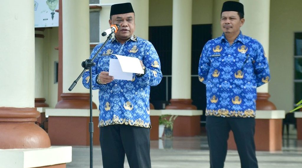 PJ Sekda Pohuwato Serahkan SK Pensiun Dan KTP Eletrik ke 3 ASN