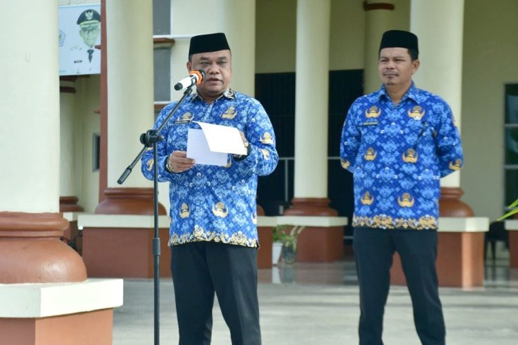 PJ Sekda Pohuwato Serahkan SK Pensiun Dan KTP Eletrik ke 3 ASN